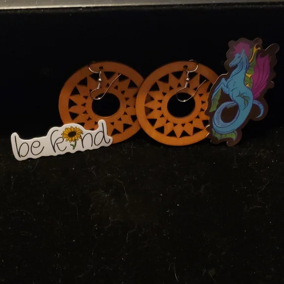 Wooden lightweight earrings with 2 stickers - Picture 2 of 2